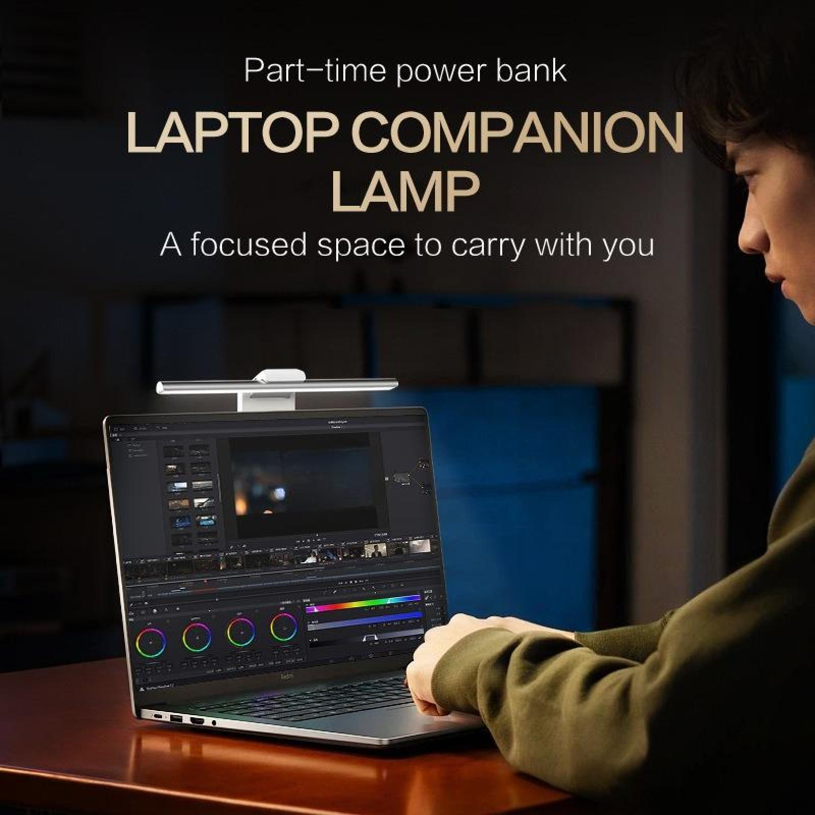 Eine Person benutzt einen Laptop mit einer Schreibtischlampe. Text auf dem Bildschirm und über dem Laptop. Dunkler Hintergrund.