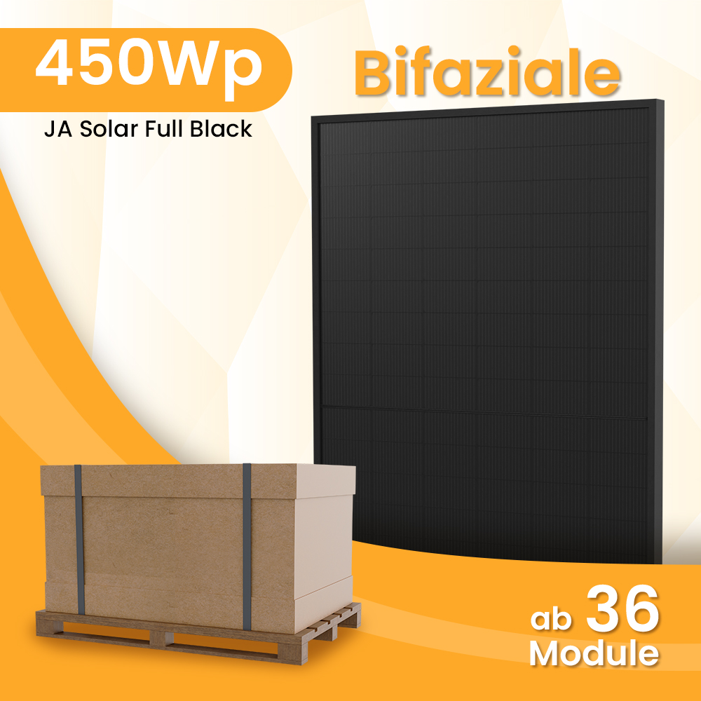 Ein schwarzes Solarpanel mit der Aufschrift 'Bifaziale' steht neben einer Kiste auf einer Palette. Text lautet '450Wp JA Solar Full Black' und 'ab 36 Module'.
