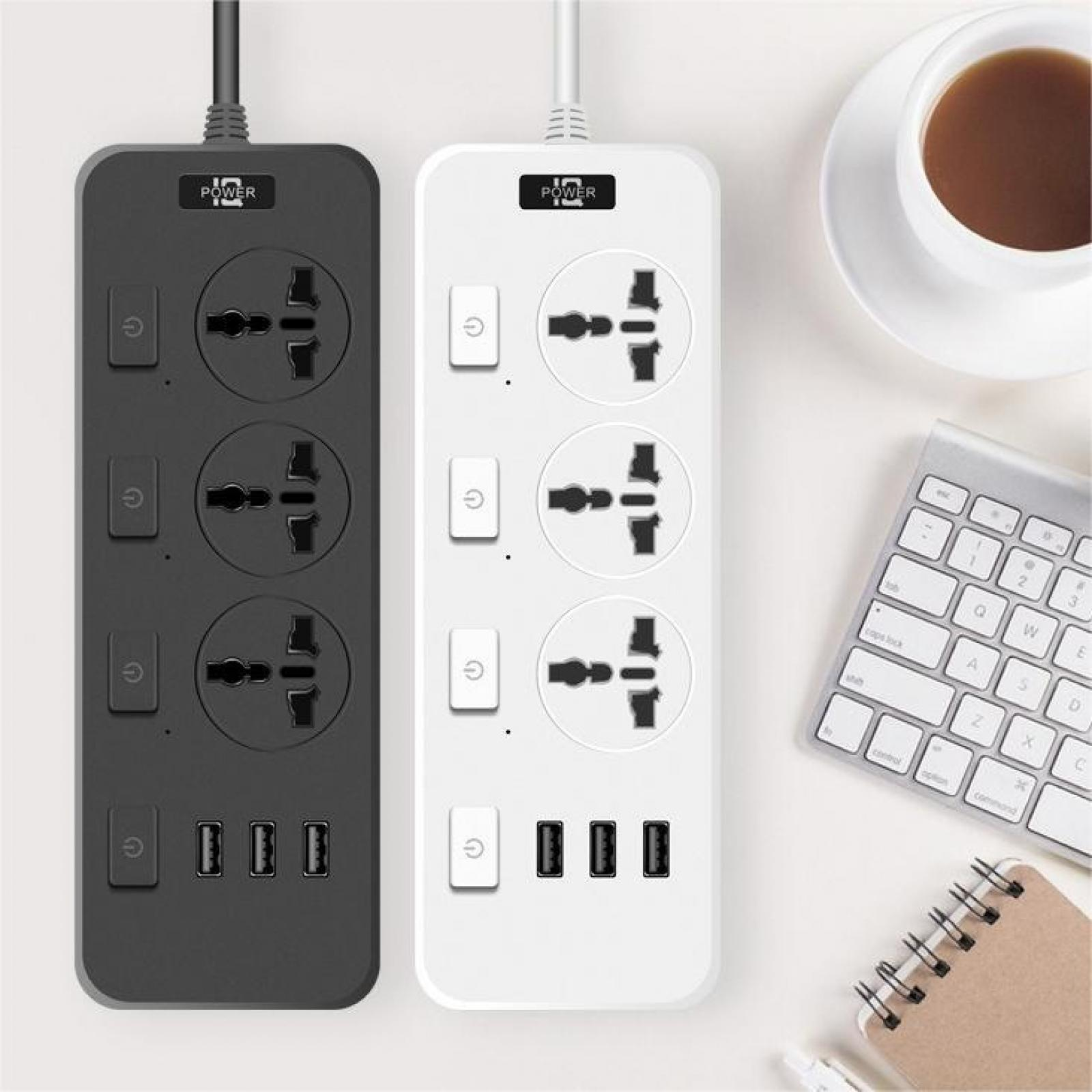Zwei Steckdosenleisten, eine schwarze und eine weiße, mit Steckdosen und USB-Anschlüssen, neben einer Kaffeetasse und einer Tastatur.