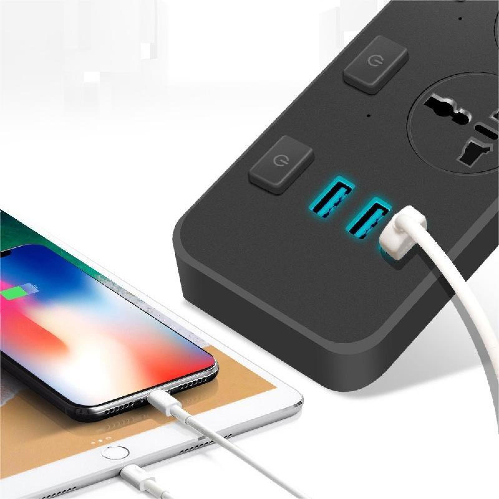 Eine schwarze Steckdosenleiste mit USB-Anschlüssen und einer Steckdose, die ein Telefon und ein Tablet auflädt. Weiße Ladekabel sind eingesteckt.