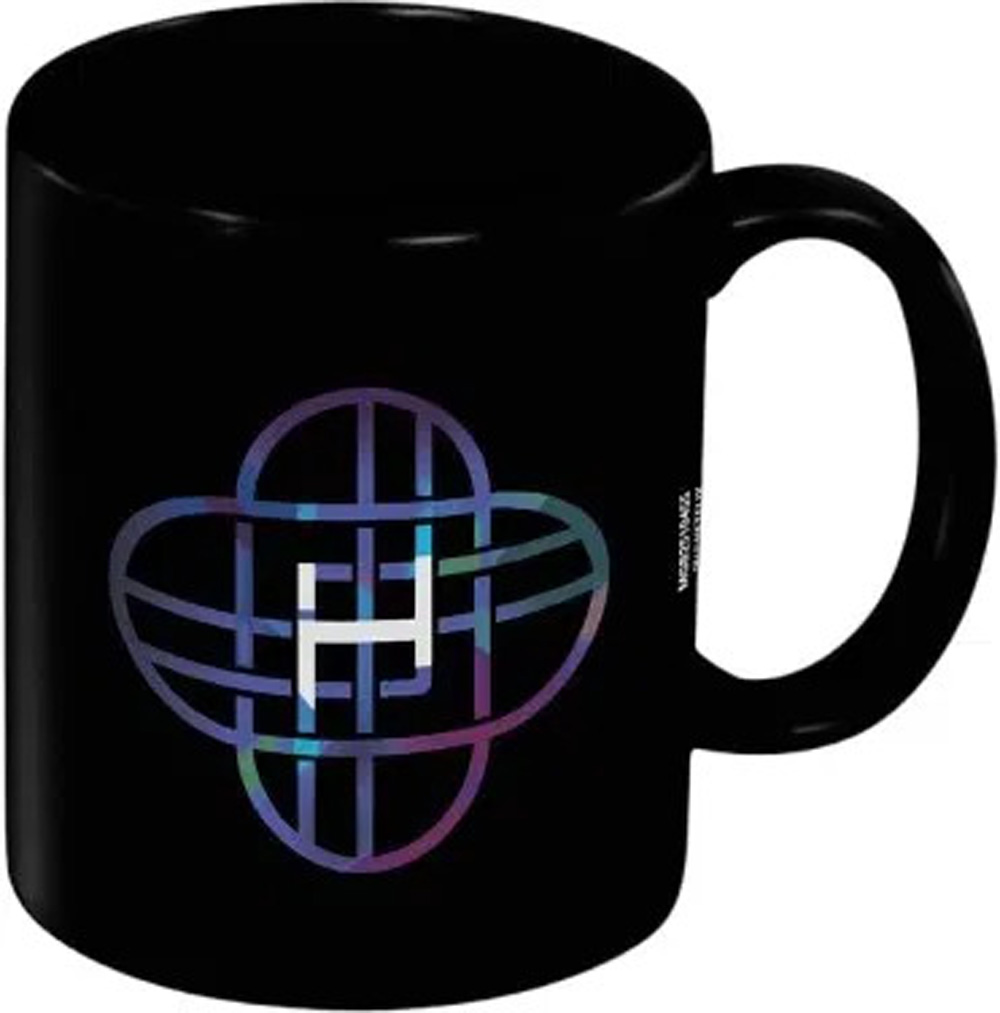 Eine schwarze Tasse mit dem Buchstaben H in einem farbenfrohen, abstrakten Design. Die Tasse hat einen Griff auf der rechten Seite.