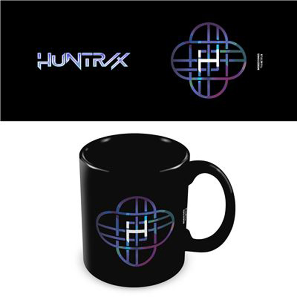 Schwarze Tasse mit Logo, das ein stilisiertes 'H' in einer abstrakten Form zeigt. Der Hintergrund ist schwarz, mit dem Markennamen 'HUNTRX'.