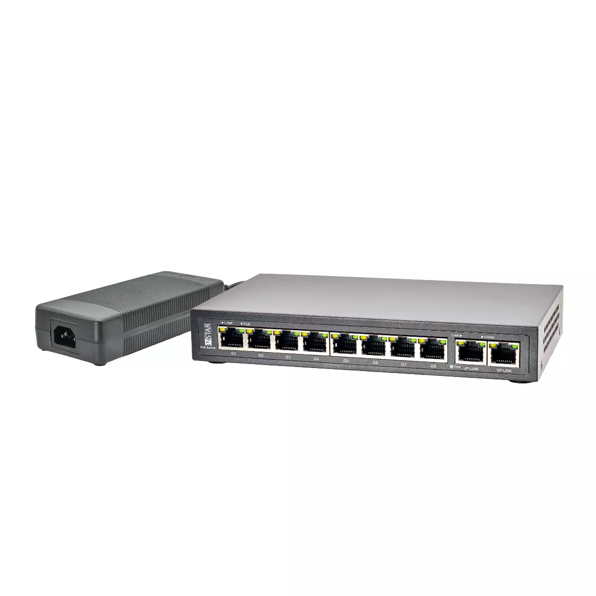 Ein Netzwerkschalter mit Netzteil. Der Schalter ist schwarz mit mehreren Anschlüssen. Der Adapter ist eine schwarze rechteckige Box.