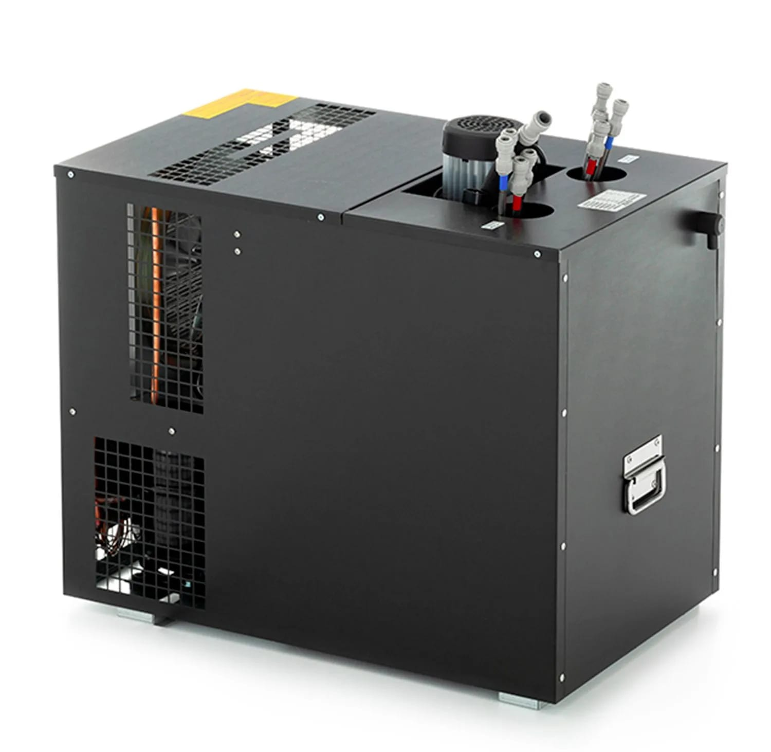 Zwarte industriële koeler met ventilatieroosters, buizen en een handvat. Bovenkant heeft een motor en buizen. De achtergrond is wit.