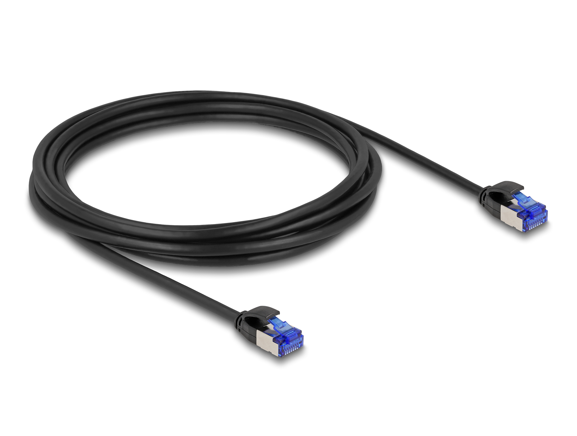 Un cavo Ethernet nero arrotolato con connettori blu su sfondo bianco. Il cavo è arricciato e proietta un'ombra.