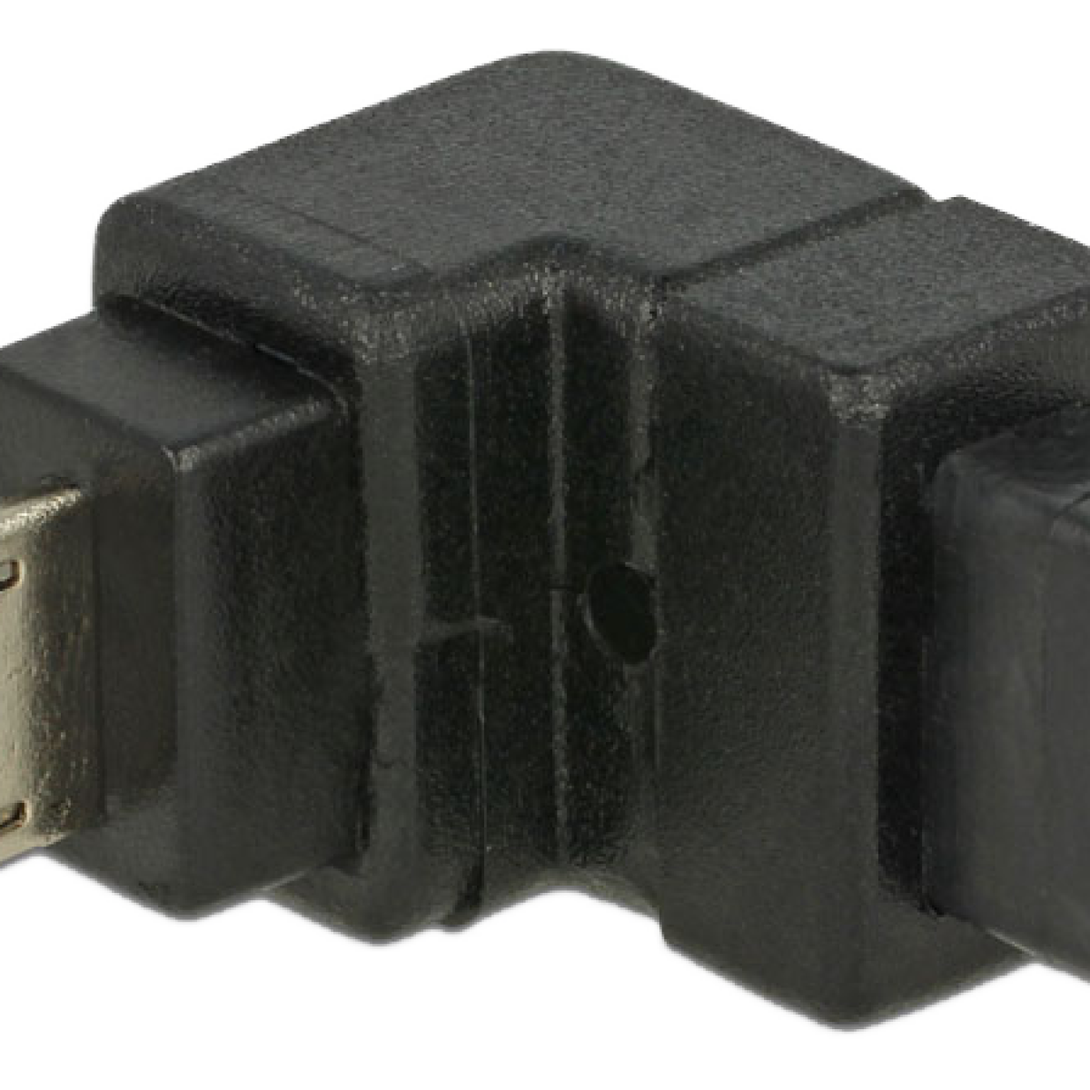 Primo piano di un adattatore nero a forma di L. Ha un connettore micro USB e un connettore più grande.