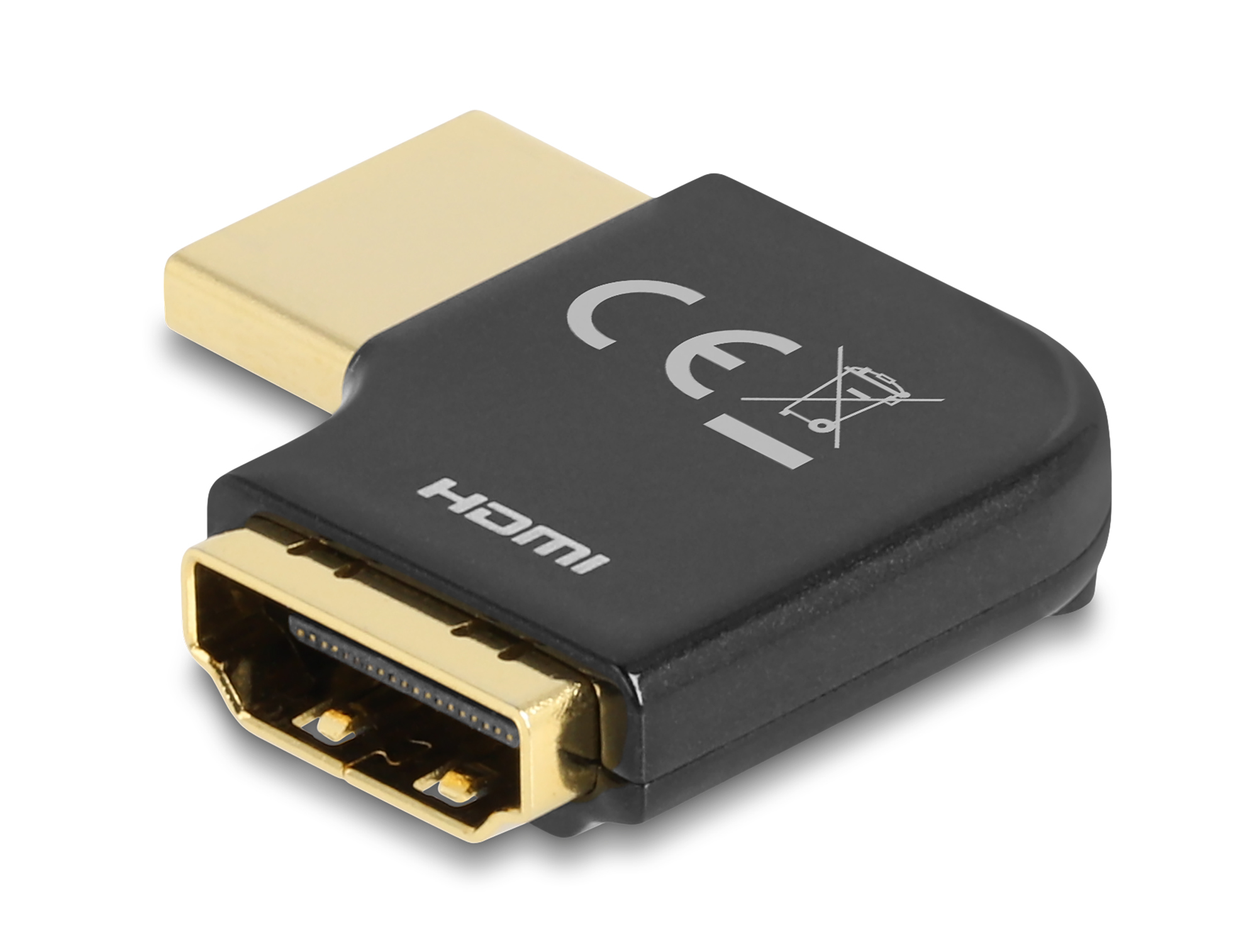Un adaptador HDMI. Tiene un cuerpo negro y conectores dorados. 'CE' y 'HDMI' están impresos en el adaptador.