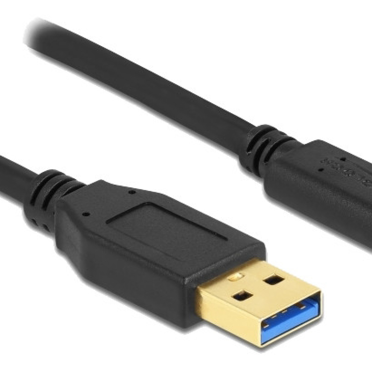 Een zwarte USB-kabel met een goudkleurige USB-connector. De kabel staat op een witte achtergrond.