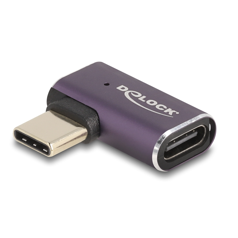 Un adattatore USB-C viola e nero. Il marchio 'DeLock' è visibile. L'adattatore è angolato con una porta USB-C a ciascuna estremità.