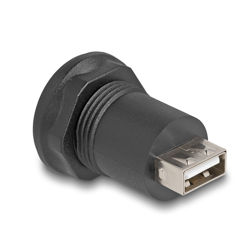 Un connettore USB nero con una porta USB argentata su sfondo bianco. È un primo piano.
