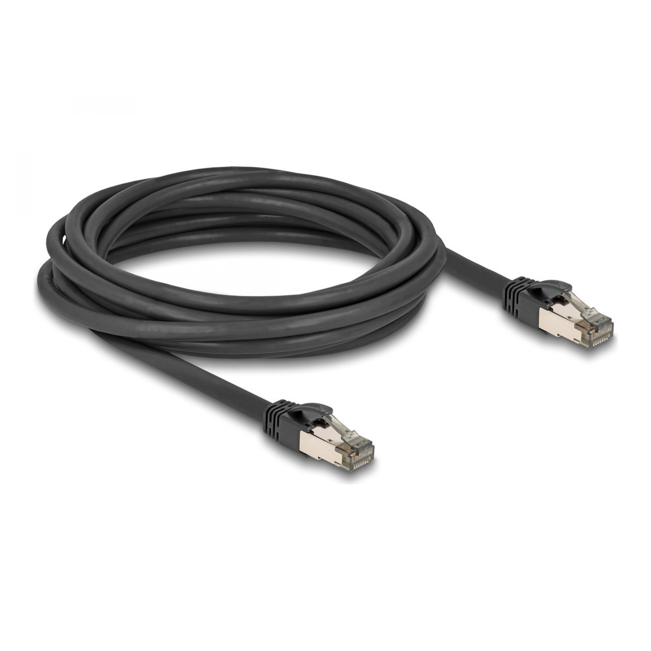 Zwinięty czarny kabel Ethernet z wtyczkami na obu końcach, na białym tle.