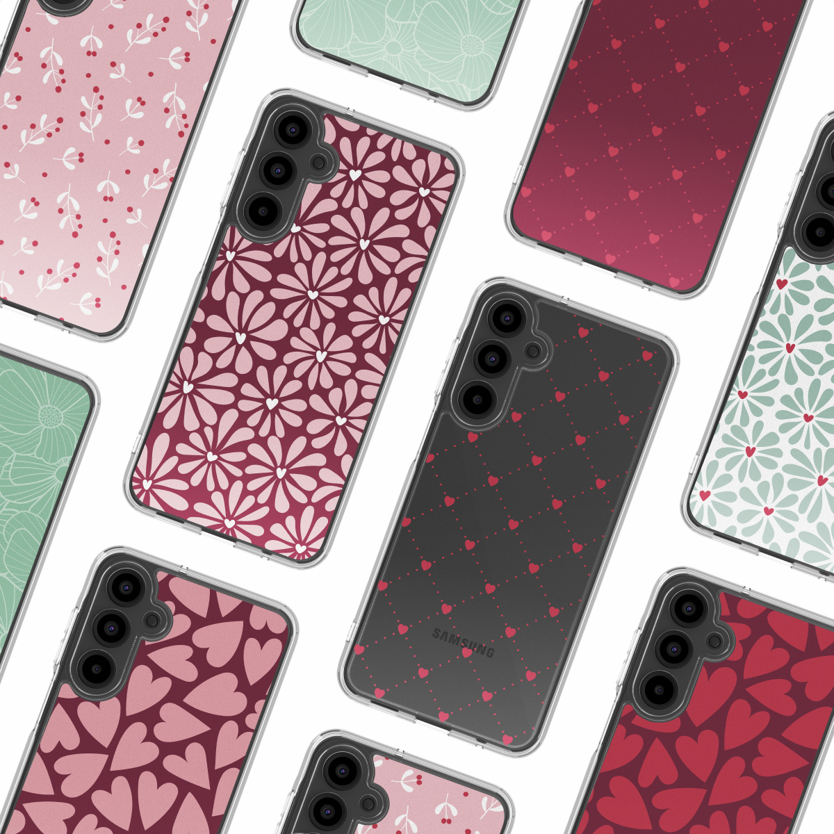 Verschillende telefoonhoesjes met bloemen- en hartpatronen worden getoond. Kleuren zijn roze, rood en groen. Het Samsung-logo is zichtbaar op een hoesje.