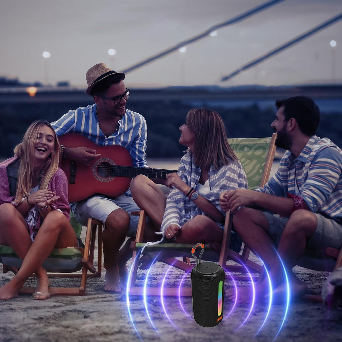 Czterech przyjaciół słucha muzyki na plaży. Jeden gra na gitarze. Głośnik emituje fale dźwiękowe. Scena wieczorna.