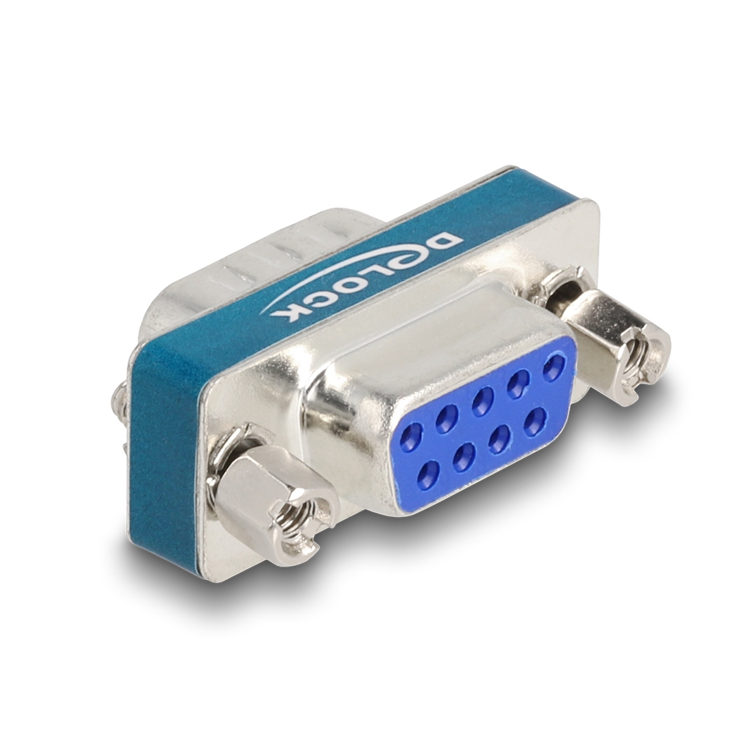 Un connettore D-sub argentato con un involucro blu e argento. Il connettore ha fori blu e fissaggi a vite. Sfondo bianco.