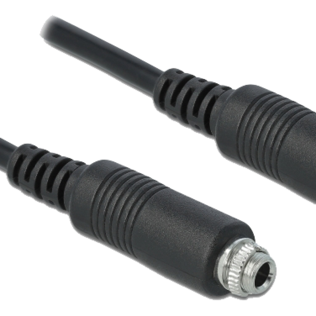 Due cavi jack audio neri con estremità argentate su sfondo nero. Un jack è a fuoco.
