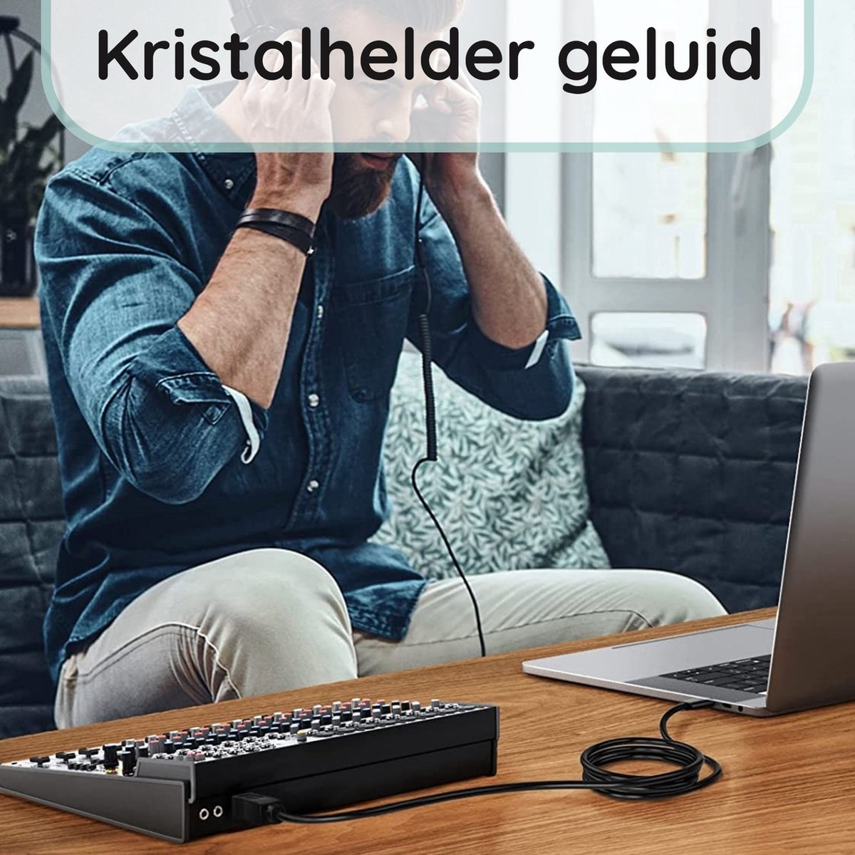 Man met een koptelefoon, zittend in de buurt van een laptop en een audiomixer. De tekst bovenaan zegt: "Kristalhelder geluid".