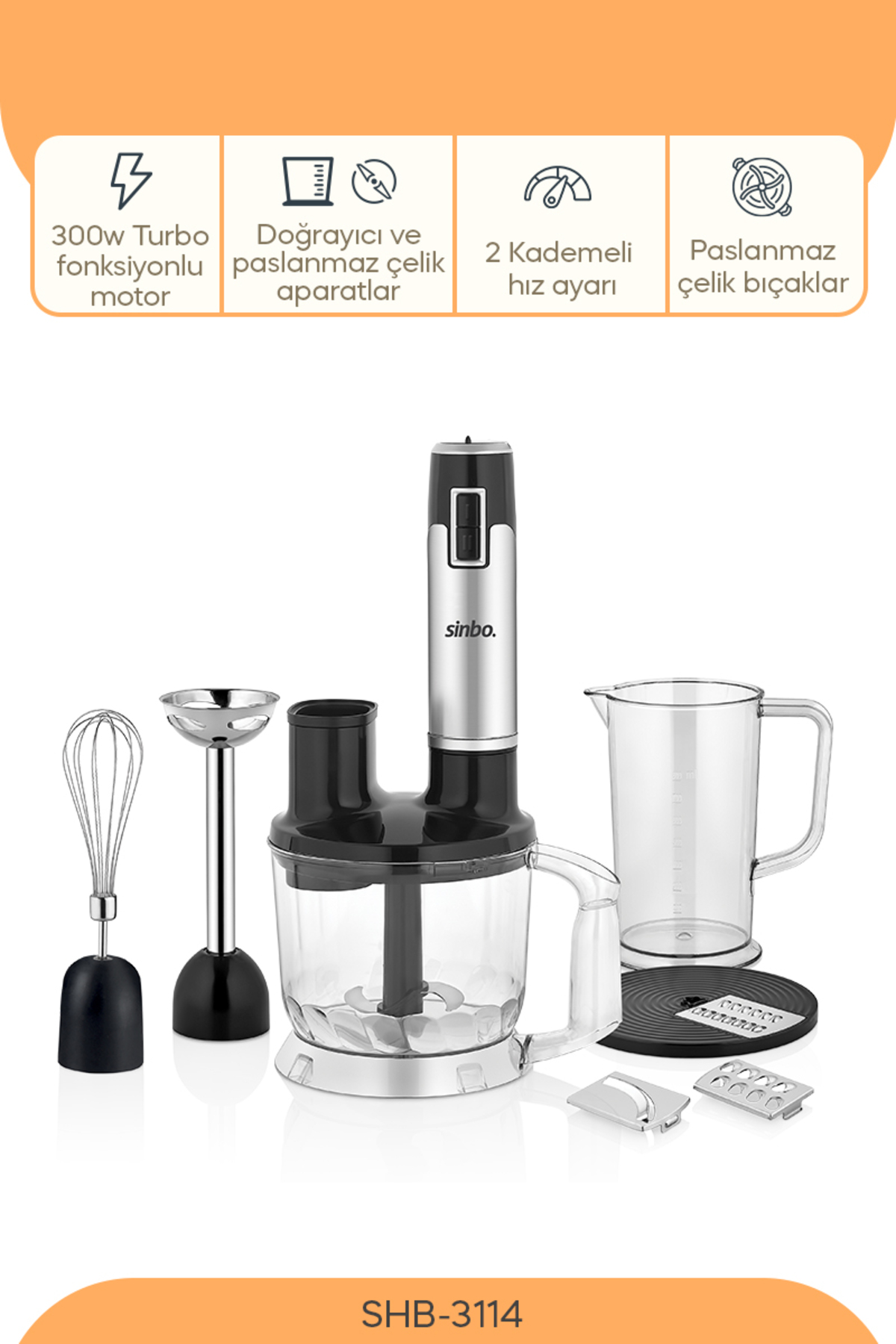 Beyaz zemin üzerinde bir çırpıcı, doğrayıcı ve ölçü kabı dahil olmak üzere çeşitli aksesuarları olan bir Sinbo el blender seti.