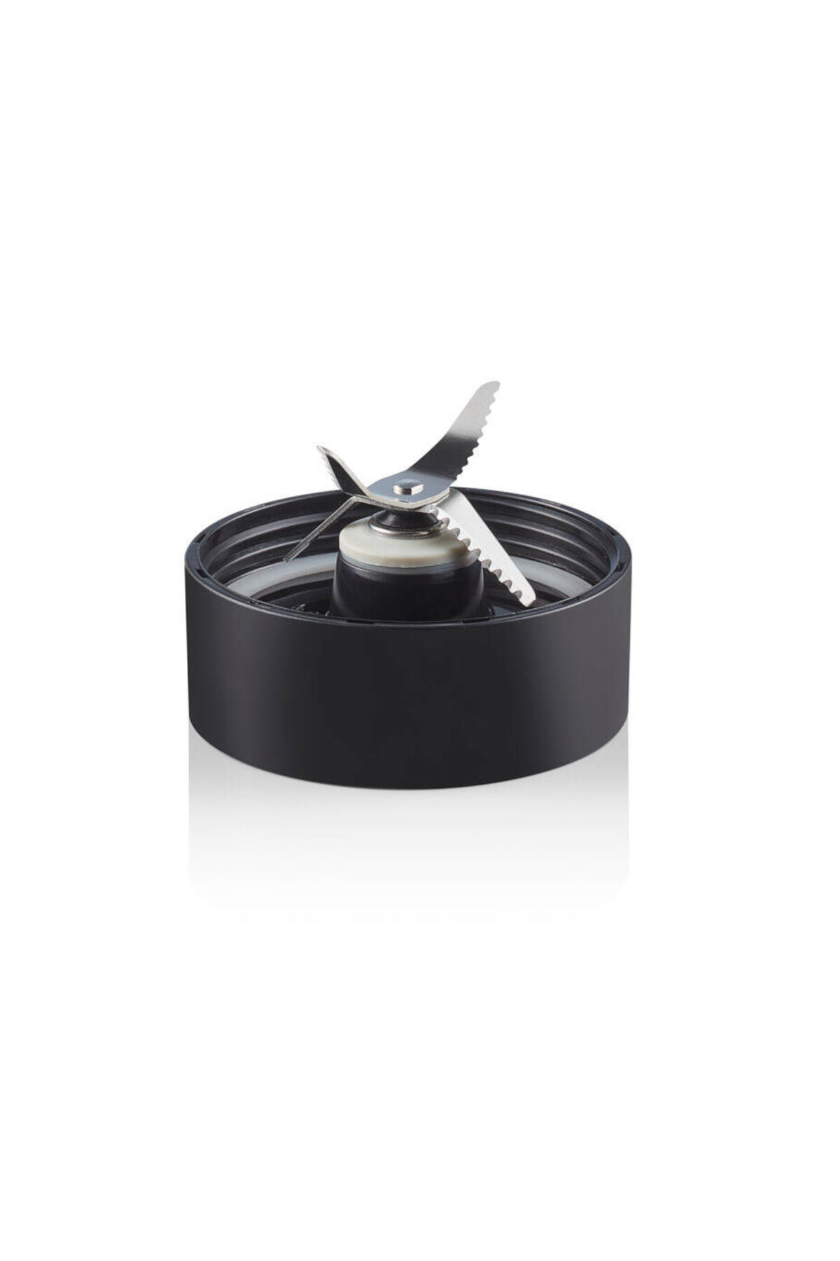 Gümüş bıçaklı siyah bir blender tabanı. Bıçaklar tabanın ortasındadır. Beyaz arka plan.