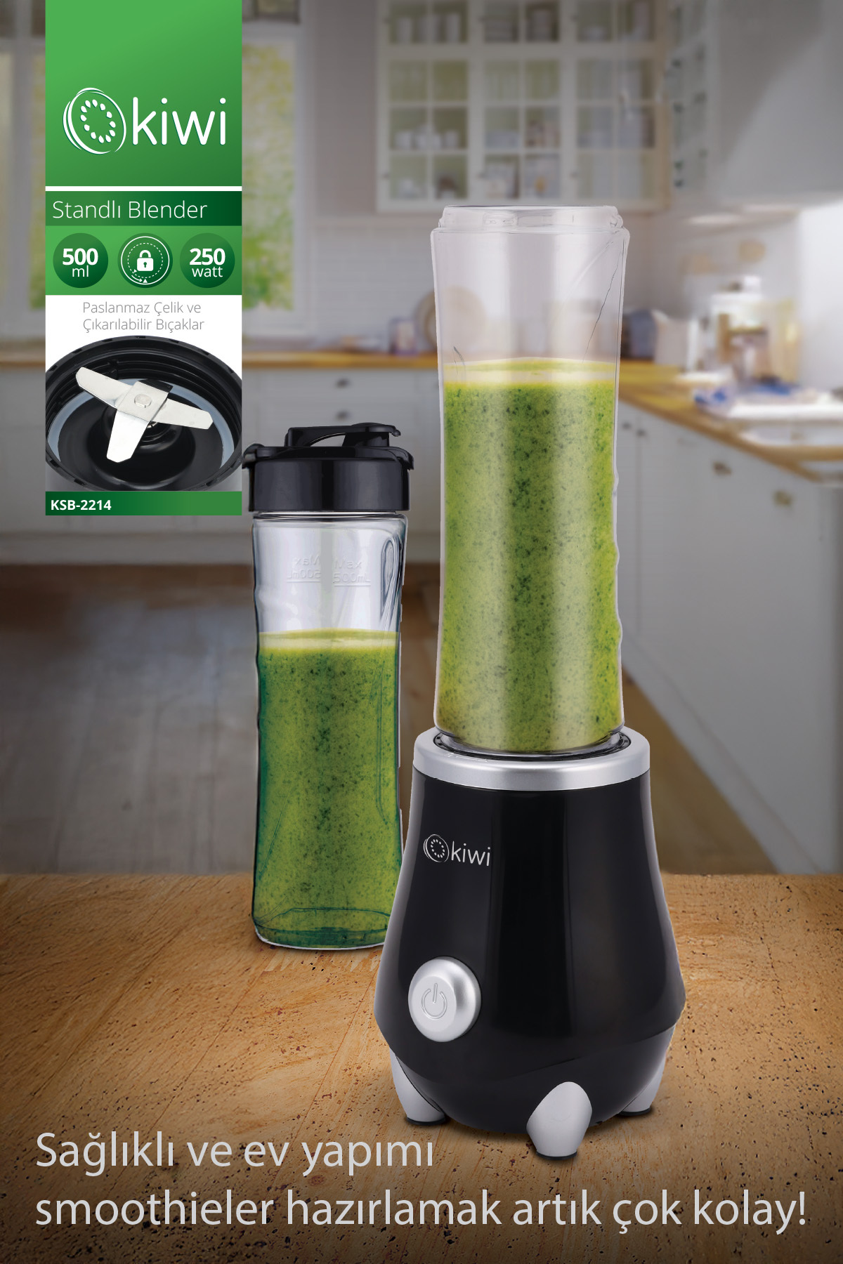 İçinde yeşil smoothie bulunan siyah ve şeffaf bir blender. Yanında başka bir smoothie kabı. Mutfak arka planı.