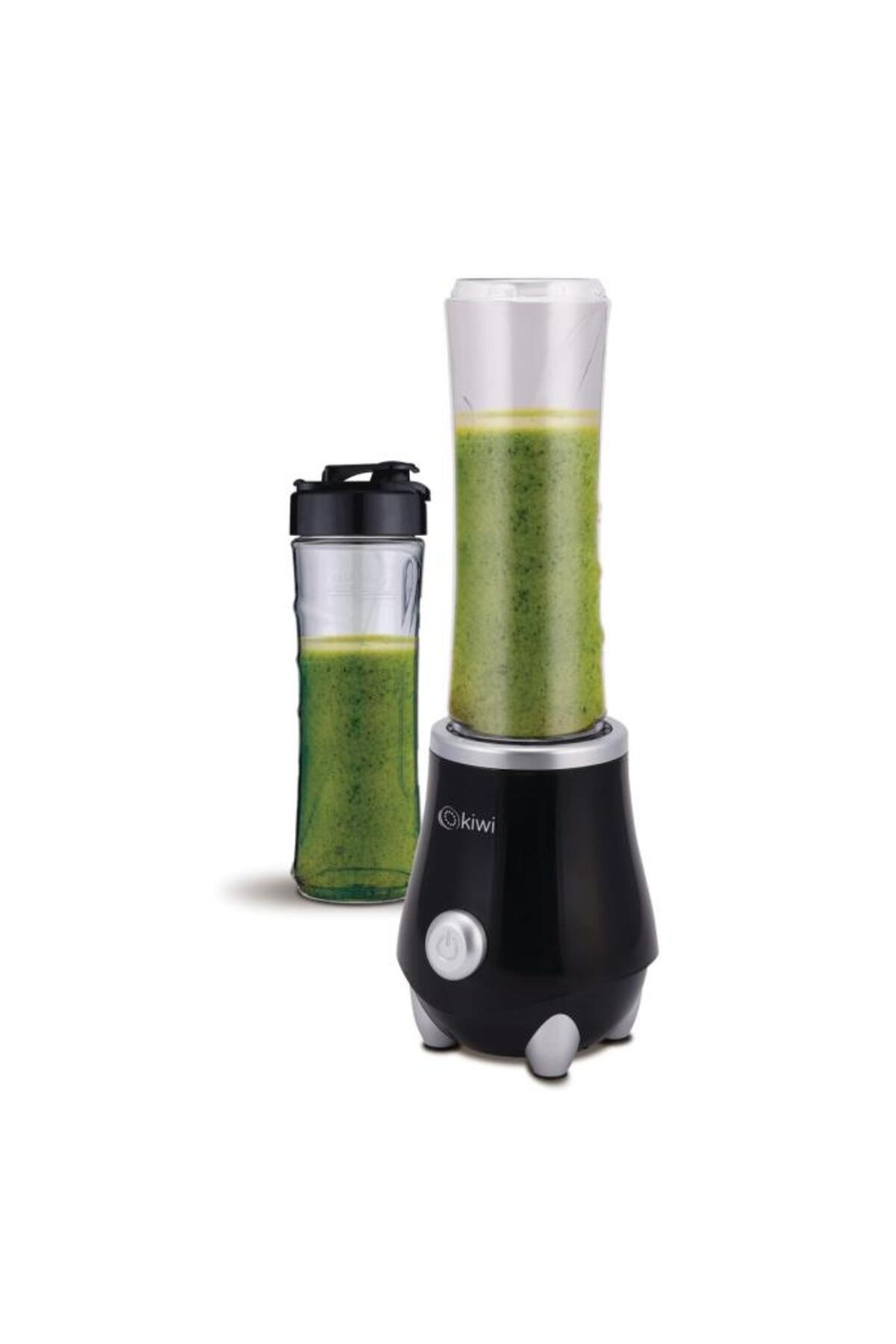 Siyah Kiwi blender, yeşil smoothie dolu bir bardakla. Solda yeşil smoothie dolu ikinci bir bardak.