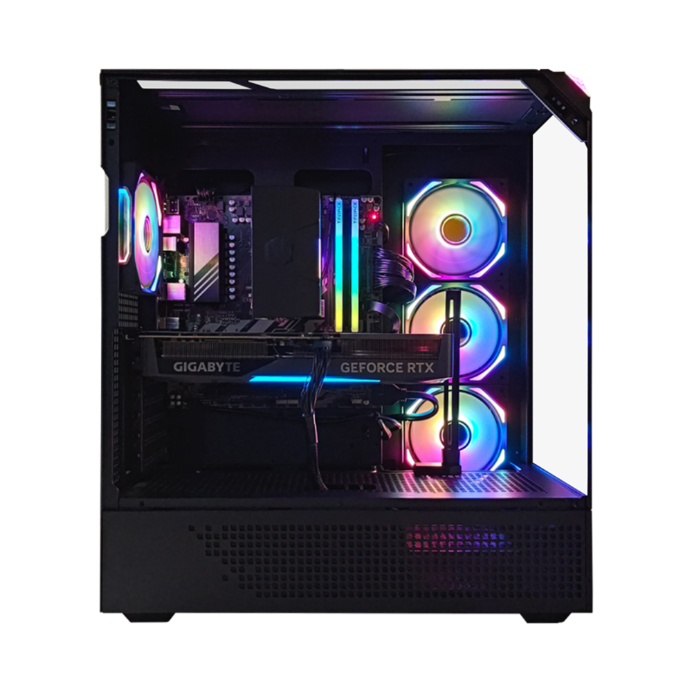 Una caja de computadora con componentes internos. La iluminación RGB ilumina ventiladores, RAM y una tarjeta gráfica. La caja es negra, el fondo blanco.