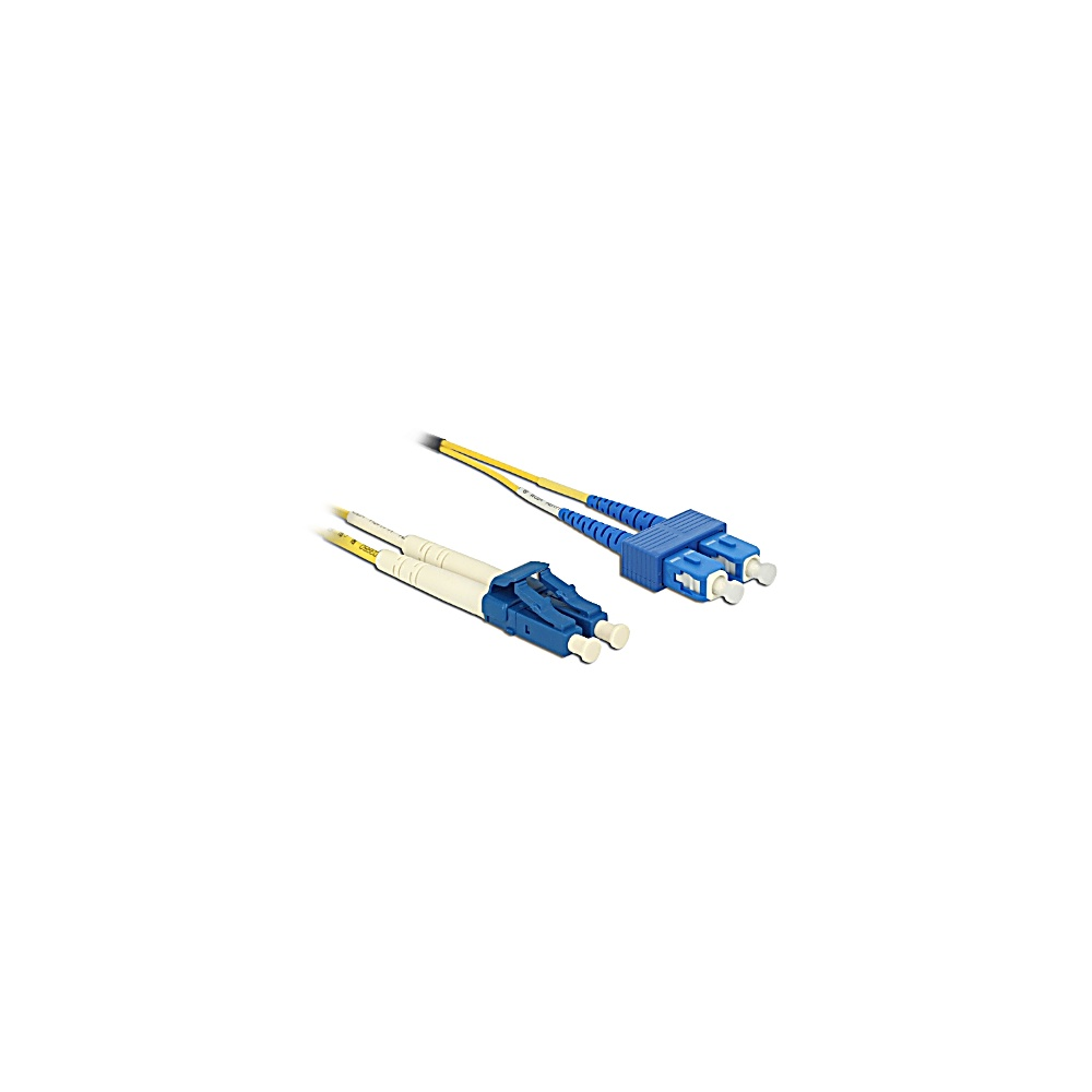 Due cavi in fibra ottica con connettori blu e bianchi su sfondo bianco. Un cavo è giallo.