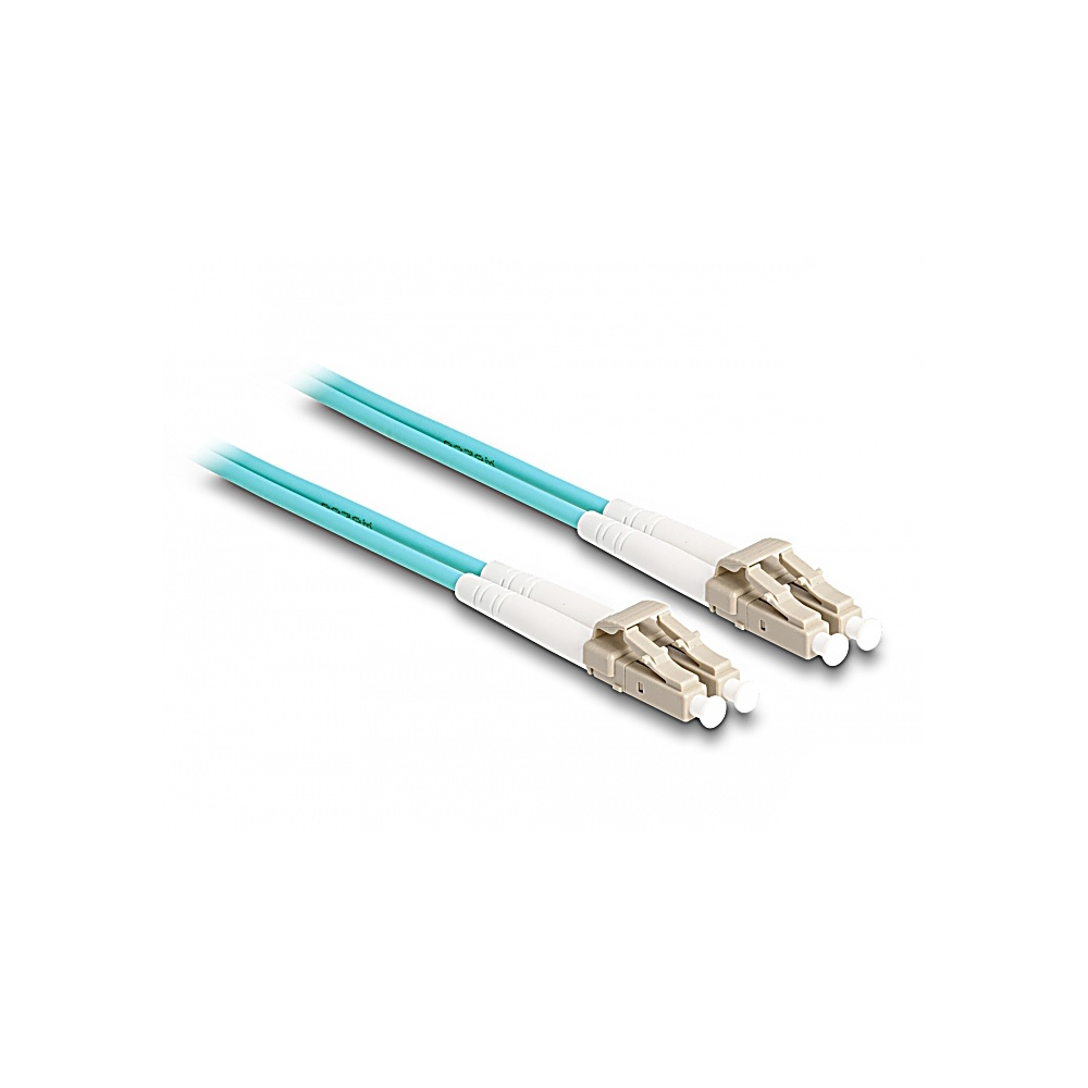 Due cavi in fibra ottica azzurri con connettori bianchi e beige giacciono su una superficie bianca. I connettori sono rivolti a destra.