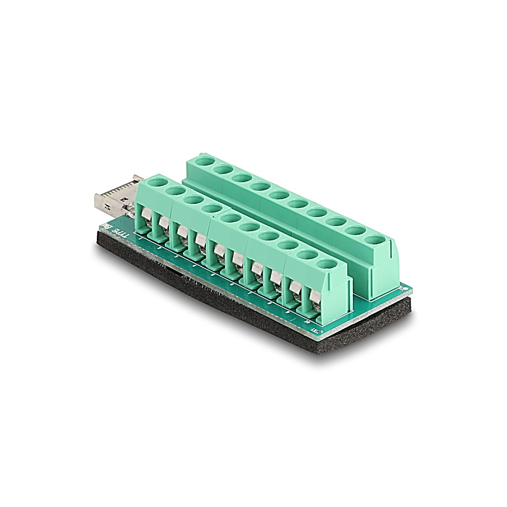 Un bloque de terminales verde con múltiples puntos de conexión, montado en una placa de circuito con un conector USB, sobre fondo blanco.
