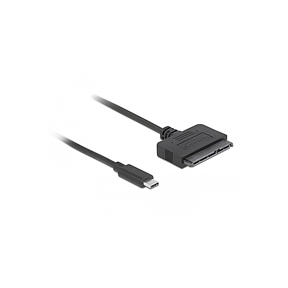 Un cavo nero da SATA a USB-C su sfondo bianco. Sono visibili il connettore SATA e il connettore USB-C. Il cavo è angolato.