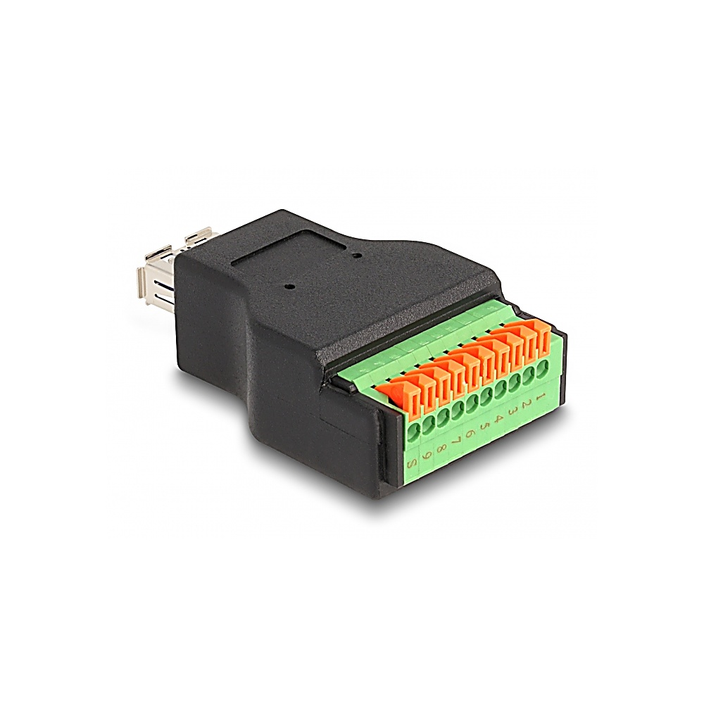 Un conector electrónico negro con terminales verdes y naranjas, puerto USB y ranuras numeradas, aislado sobre fondo blanco.