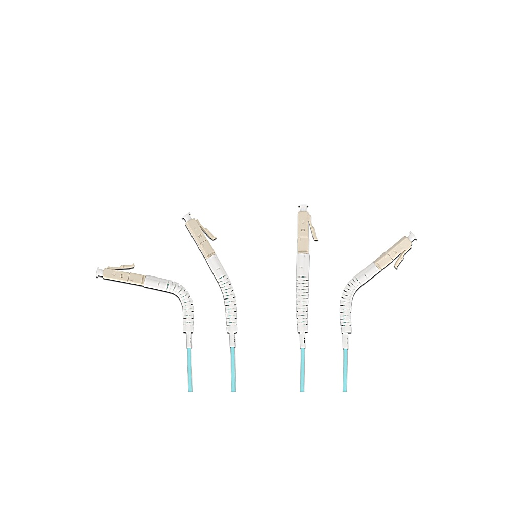 Quattro cavi in fibra ottica bianchi con cavi azzurri. I connettori hanno leve beige. Sono disposti ad angolazioni diverse.