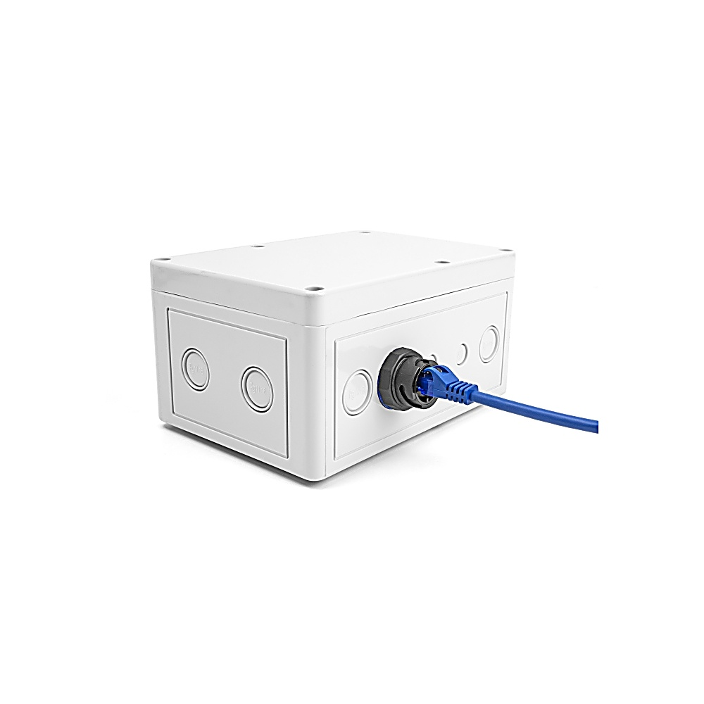 Białe pudełko z podłączonym niebieskim kablem. Pudełko ma okrągłe porty. Kabel to kabel Ethernet.