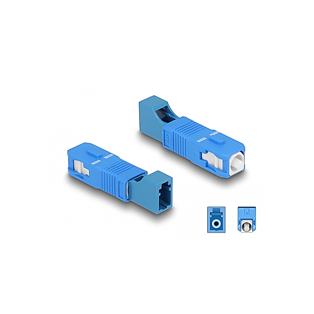 Due connettori in fibra ottica blu con dettagli bianchi e blu, mostrati da diverse angolazioni, su sfondo bianco.