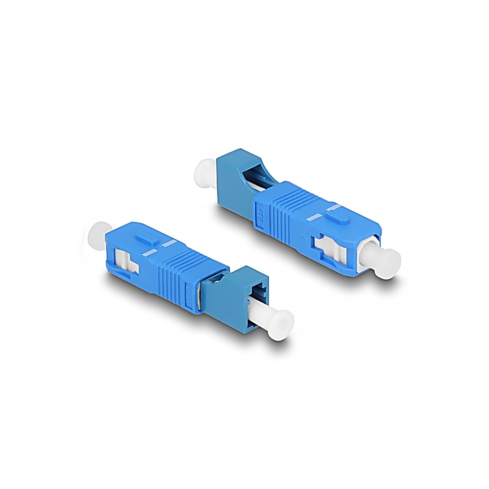Due connettori in fibra ottica blu con estremità bianche su sfondo bianco. Uno è aperto, l'altro chiuso.
