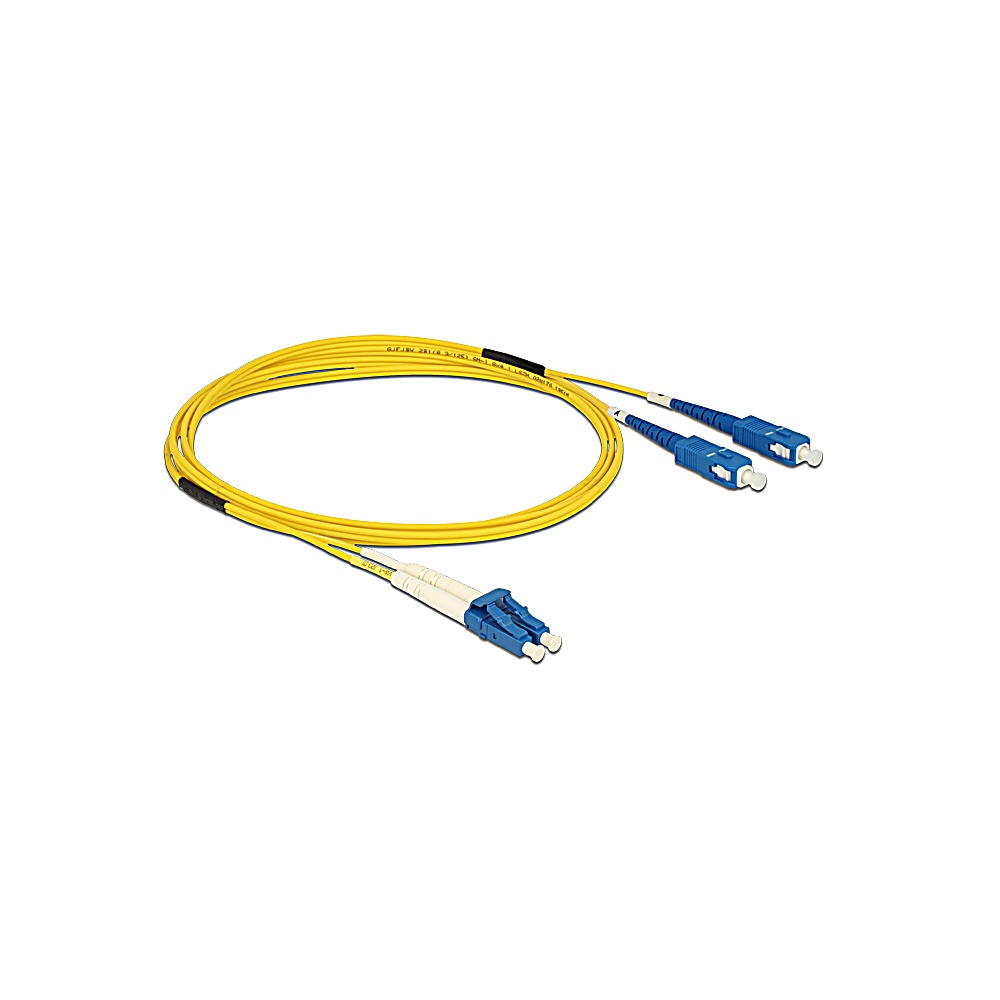 Un cavo in fibra ottica giallo con connettori blu e bianchi è arrotolato su uno sfondo bianco.