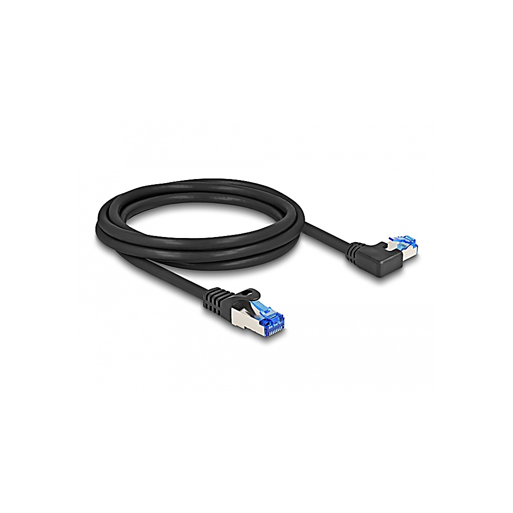 Czarny kabel Ethernet leży na białej powierzchni. Ma niebieskie i srebrne złącza na każdym końcu i jest zwinięty.