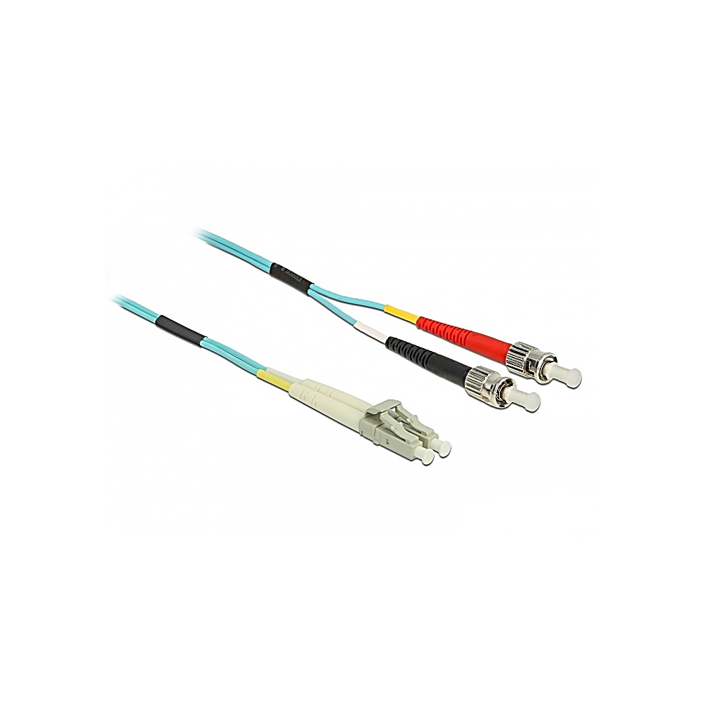 Cavi in fibra ottica con diversi connettori. Sono visibili cavi azzurri con connettori neri, gialli, bianchi e rossi.