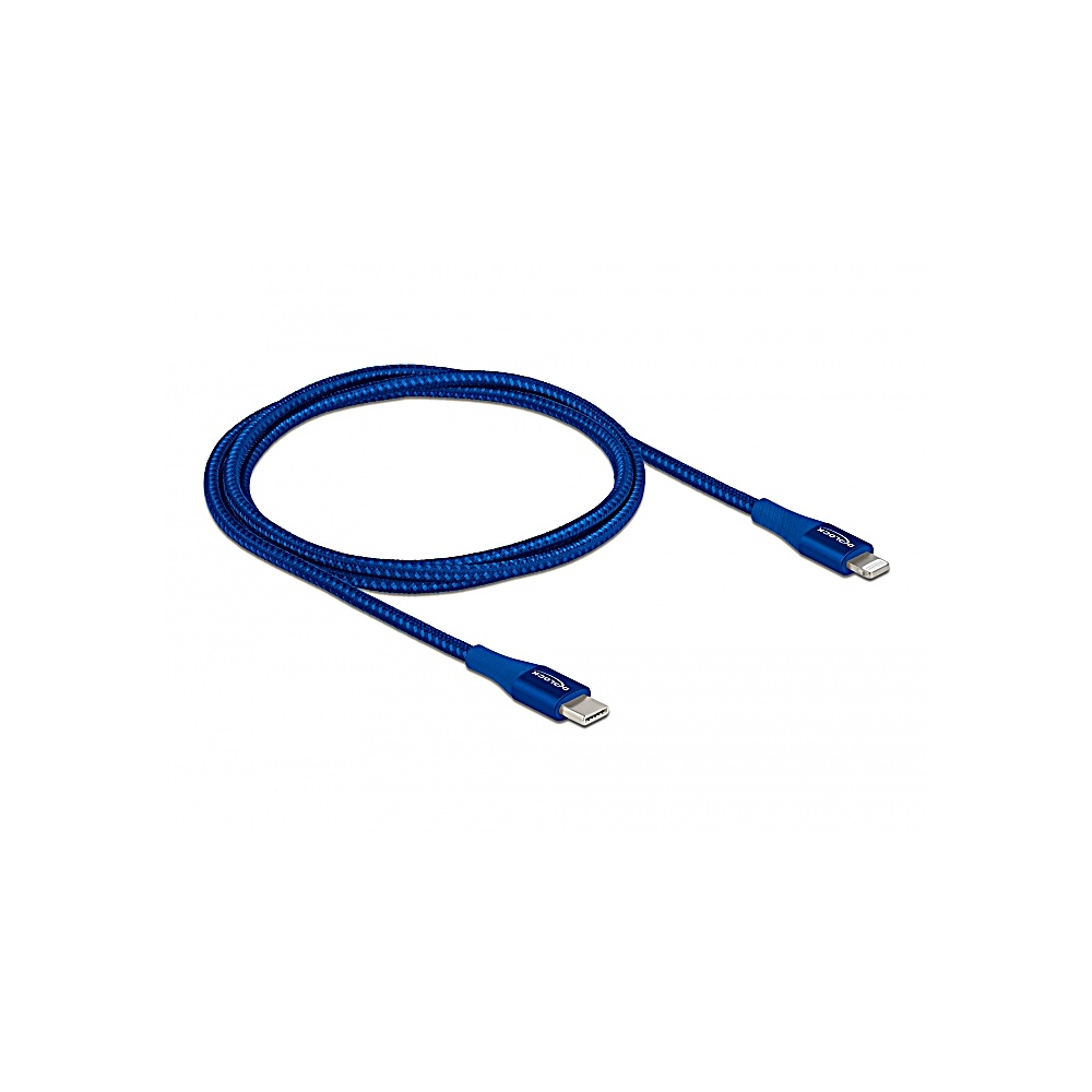 Un cavo di ricarica blu intrecciato con connettori USB-C e Lightning, su una superficie bianca. Il cavo è avvolto in un anello.