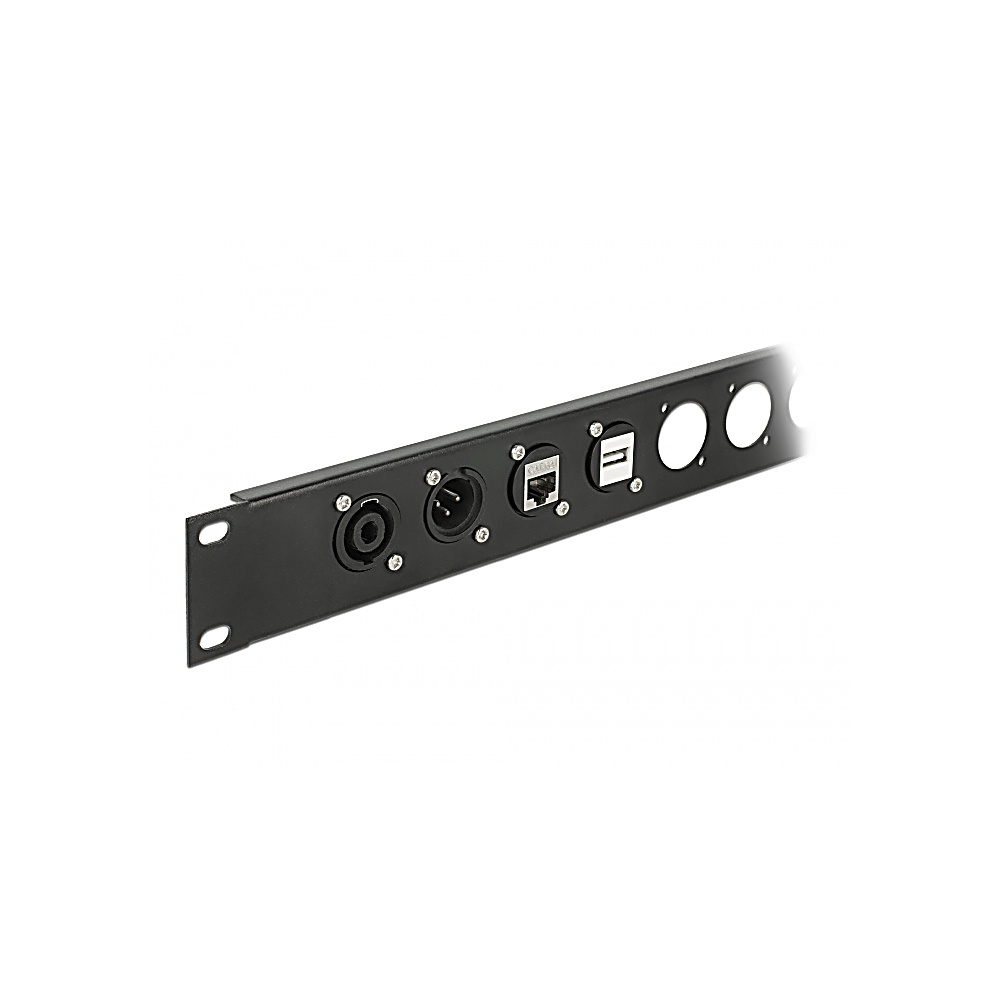 Un pannello rack nero con vari connettori: XLR, Ethernet, USB e fori circolari. Sfondo bianco. Vista angolata.