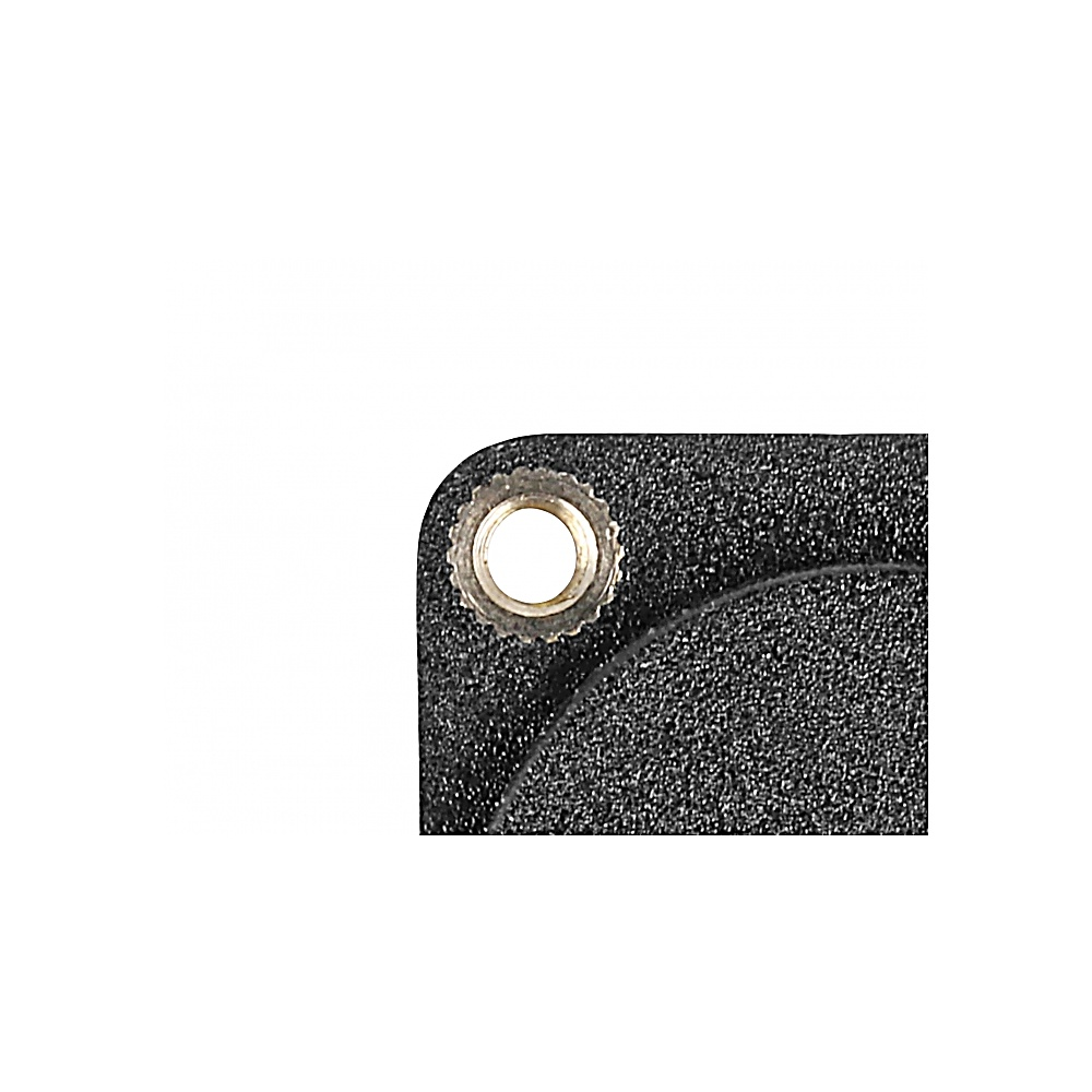 Primo piano di una superficie nera strutturata con un occhiello metallico circolare nell'angolo in alto a sinistra.