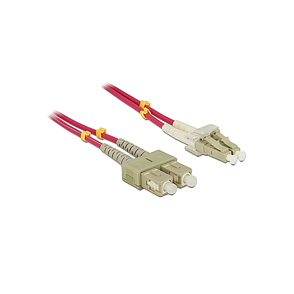 Due cavi in fibra ottica con guaine rosse e connettori beige. Fascette gialle fissano i cavi. Sfondo bianco.