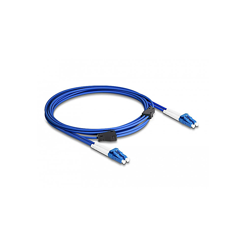 Cavo in fibra ottica blu con connettori bianchi e blu su sfondo bianco. Clip nere fissano il cavo.