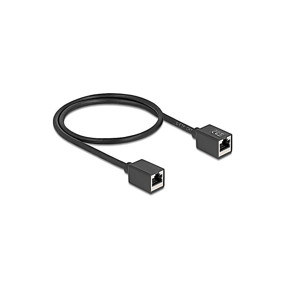 Un cavo Ethernet nero con due connettori quadrati a ciascuna estremità. Il cavo è curvo.