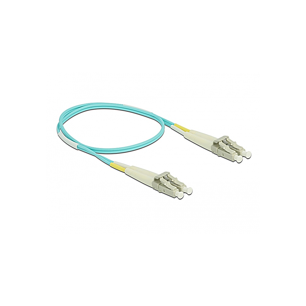 Un cavo in fibra ottica azzurro con due connettori beige. Fasce gialle vicino ai connettori. Sfondo bianco.