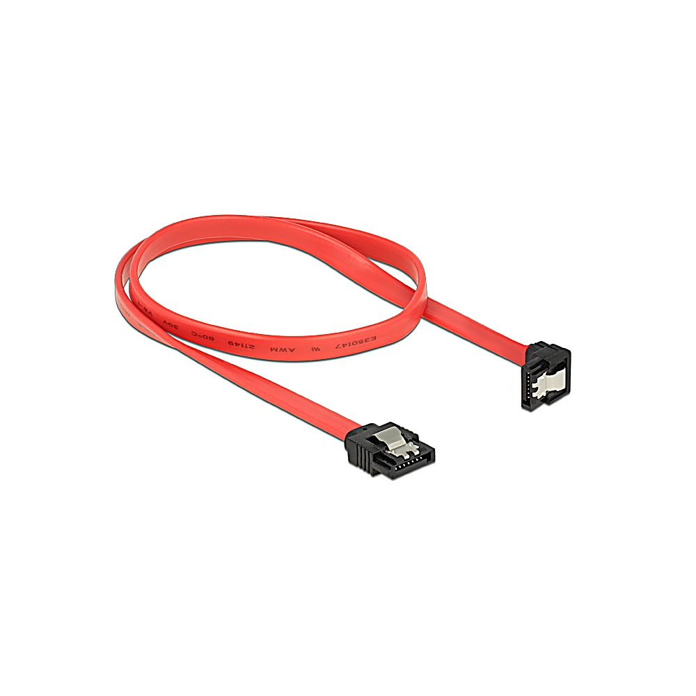 Czerwony kabel SATA z czarnymi złączami. Kabel jest zakrzywiony i leży na białej powierzchni.