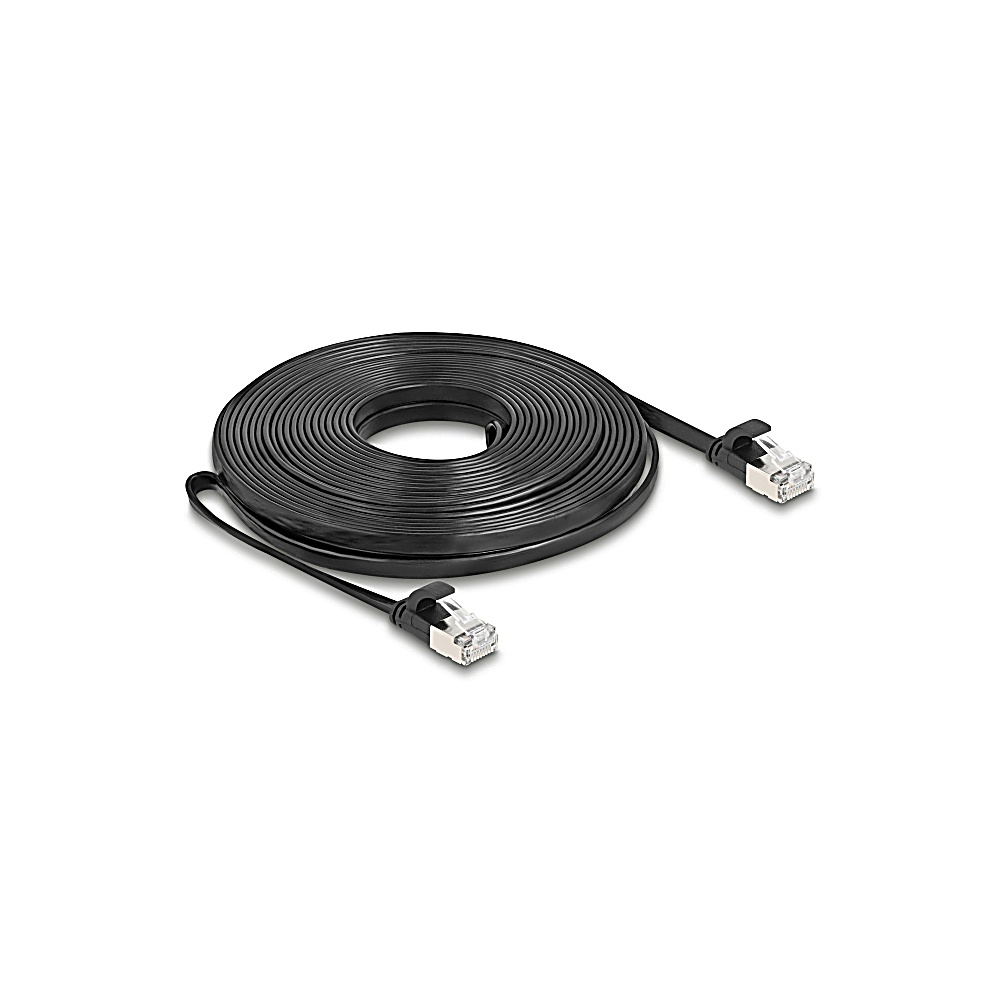 Un cavo Ethernet piatto nero, arrotolato a cerchio con due connettori, su sfondo bianco. I connettori sono argentati e trasparenti.
