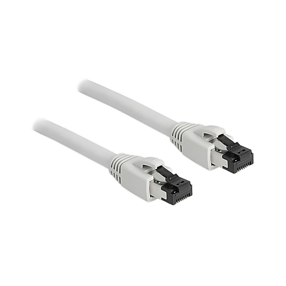 Due cavi di rete grigi con connettori neri su sfondo bianco. I connettori sono rivolti verso lo spettatore.