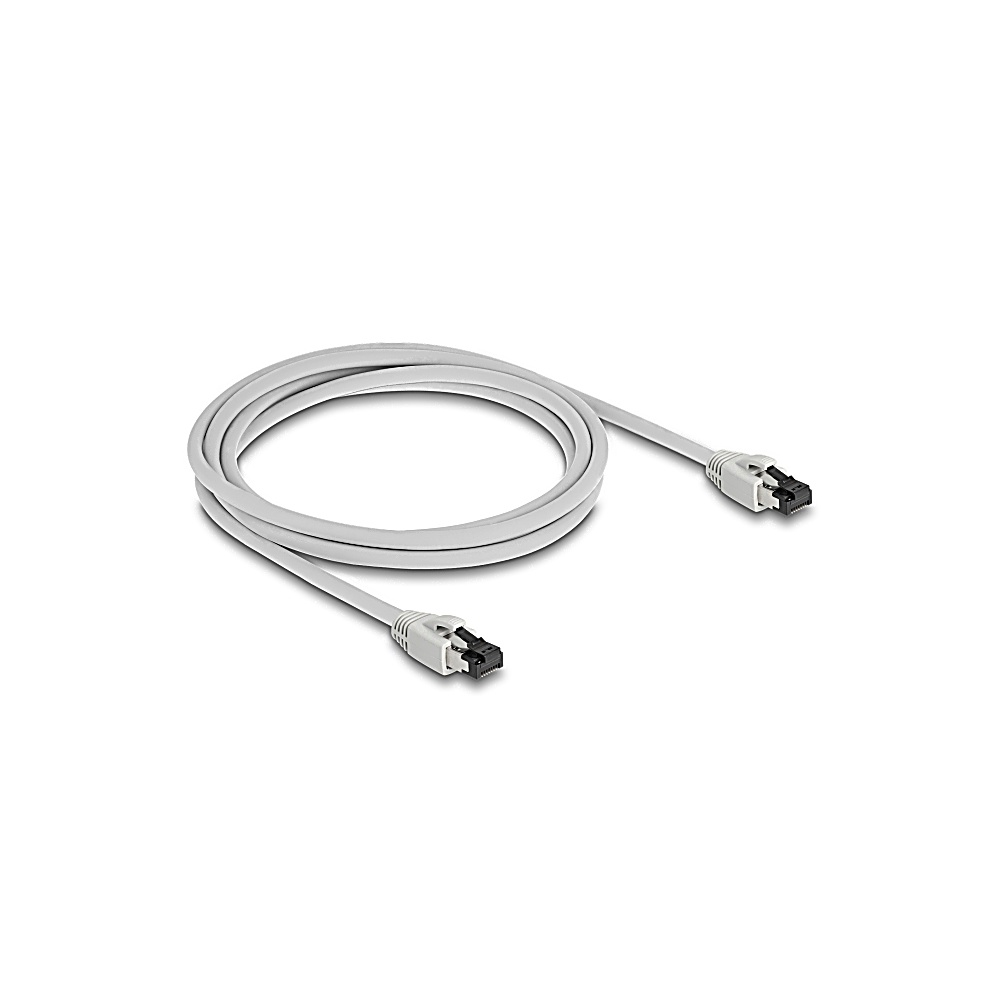 Un cavo Ethernet grigio arrotolato con connettori neri ad ogni estremità, su sfondo bianco.