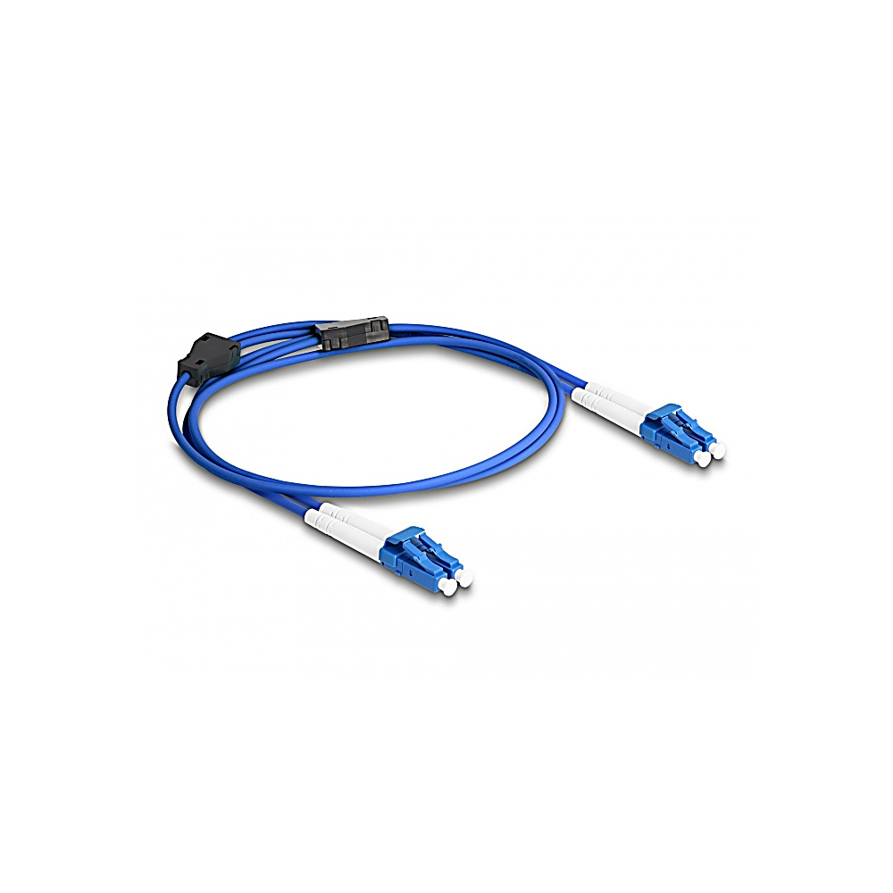 Un cavo in fibra ottica blu con connettori bianchi e blu su sfondo bianco. Il cavo ha connettori neri.