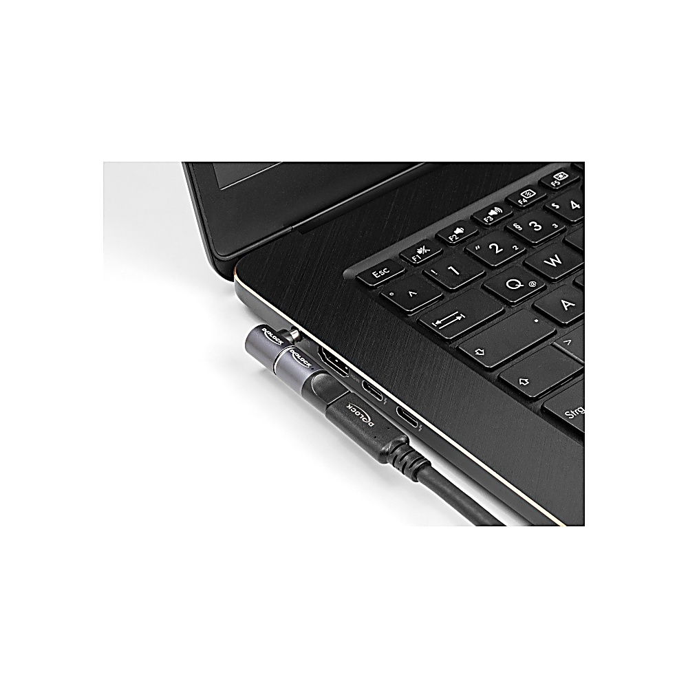 Un laptop collegato a un cavo nero. È visibile la tastiera del laptop, insieme a un connettore color argento.